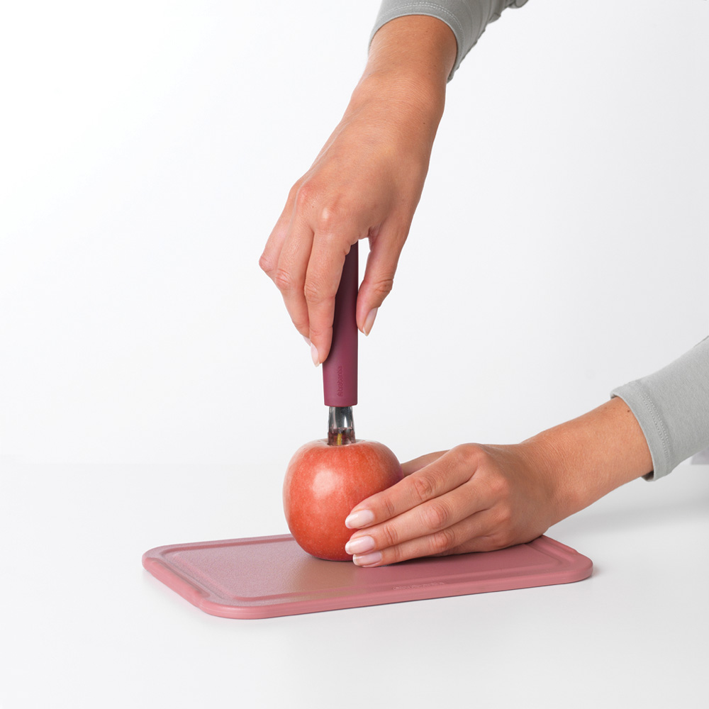 Уред за почистване на ябълки Brabantia Tasty+ Aubergine Red