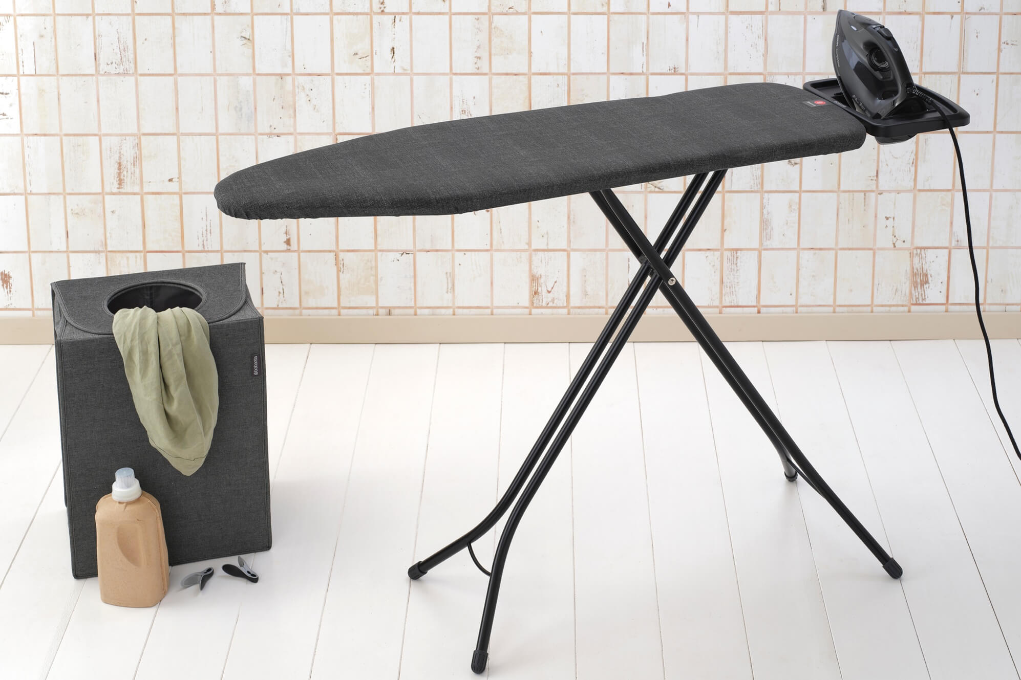 Маса за гладене Brabantia B 124x38cm с масивна поставка за ютия, Denim Black